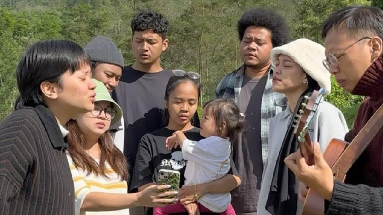 Lagu berjudul Jangan Melamun saat Hujan yang dibawakan More on Mumbles dipopulerkan oleh Kunto Aji