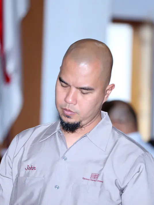 "Sudah dengar kemarin malam di DPO dan sudah ada red notice. Supaya segera menyerahkan diri. ya pengobatan alternatif saja lah. Belum tentu DPO terus selesai. Bisa saja DPO terus hilang selamanya kan Hahaha," seloroh Ahmad Dhani. (Andy Masela/Bintang.com)