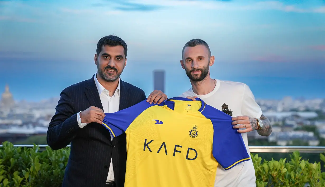 Gelandang Marcelo Brozovic (kanan) berpose dengan Presiden Eksekutif klub Al Nassr di Paris pada 3 Juli 2023. (AFP/Al Nassr Football Club)