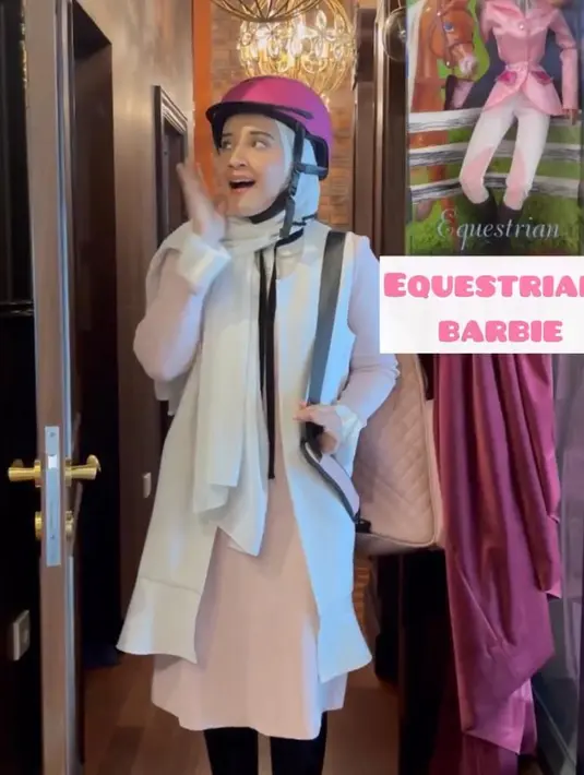 Sang kakak, Zaskia Sungkar juga cosplay ala Barbie. Kali ini bergaya ala Barbie Sporty dengan tunik warna pink, pashmina putih, dan helm sepedanya. [@zaskiasungkar15]