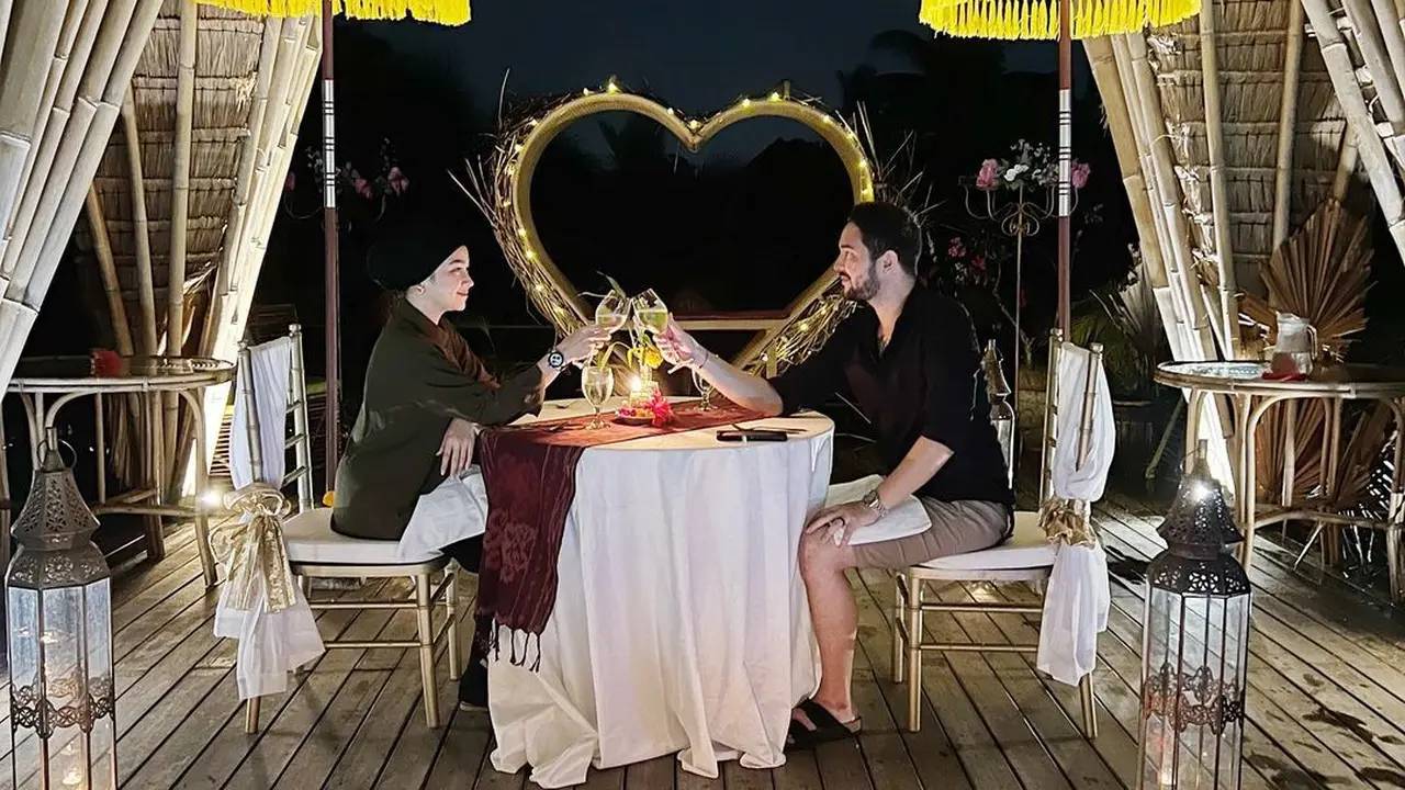 Donny Michael dan Aryani Fitriana Rayakan Hari Jadi Pernikahan Sambil Suap-suapan