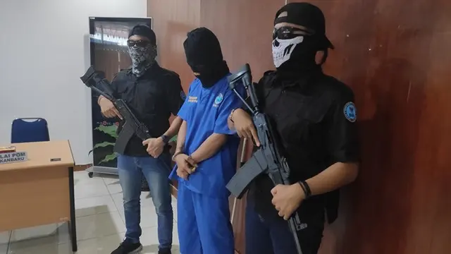 Kurir sabu bermobil mewah inisial MWD dijaga ketat personel BNN Riau bersenjata lengkap.