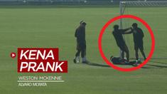 Berita video momen pemain muda Juventus, Weson McKennie, kena prank Alvaro Morata jelang laga matchday 4 Liga Champions 2020/2021.
