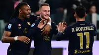 Gelandang Juventus Teun Koopmeiners (tengah) bersama Khephren Thuram-Ulien (kiri) dan Nicolas Gonzalez setelah mencetak gol pada pertandingan pekan ke-27 Serie A Italia 2024/2025 melawan Hellas Verona di Stadion Allianz, Turin, pada 3 Maret 2025 waktu setempat atau Selasa (4/3/2025) dini hari WIB. (MARCO BERTORELLO/AFP)