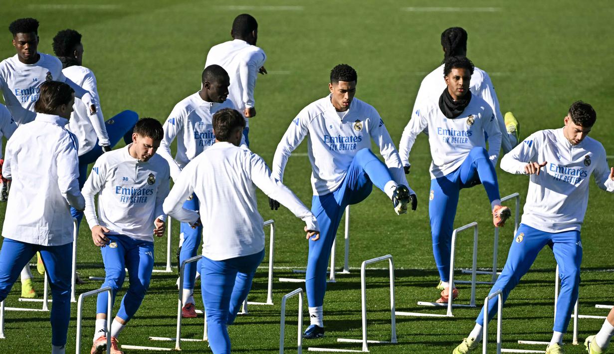Los Blancos datang dengan tekanan untuk merespons kekalahan dari Liverpool di matchday sebelumnya. Tampak dalam foto, gelandang Real Madrid asal Inggris, Jude Bellingham (tengah) dan rekan-rekannya berlatih selama sesi latihan jelang matchday 5 league phase Liga Champions 2025/2026 melawan Olympiakos FC di Real Madrid Sports City, Valdebebas, pada Selasa 25 November 2025. (Javier SORIANO/AFP)