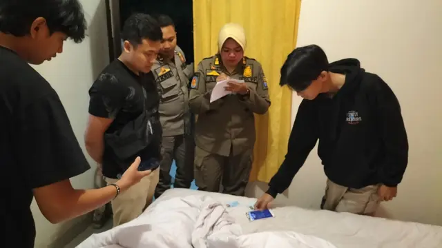 Petugas gabungan menggelar operasi di sejumlah kosan kawasan Kota Bogor, Jawa Barat, Minggu (30/7/2023) dini hari.