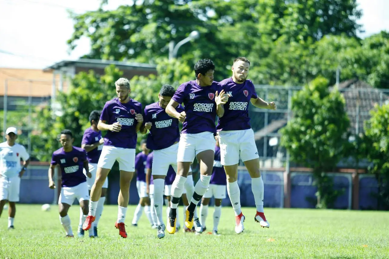 Skuat PSM dalam sesi latihan. (Bola.com/Abdi Satria)