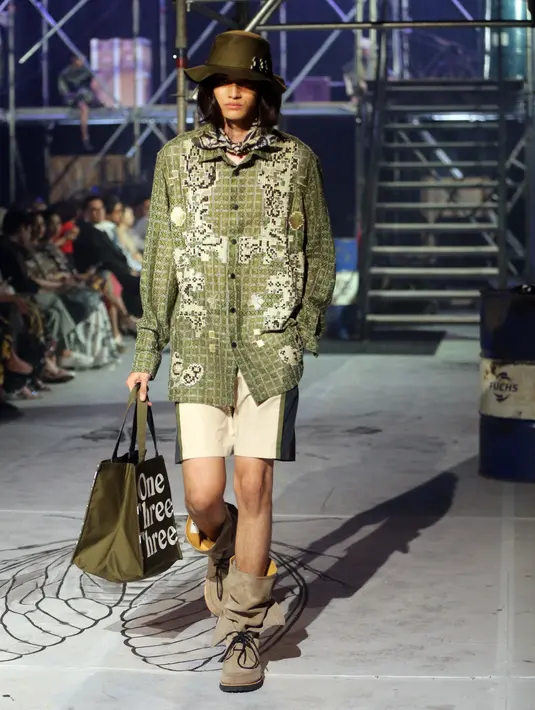 Biyan bermain dengan warna-wrna, seperti moss green, camel, natural beige, nude blush, navy blue disentuh dengan paduan warna cerah, seperti kuning dan biru. [Foto: Document/Fotografer FIMELA]