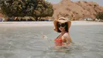 Gesya Shandy, perempuan kelahiran 11 Juni 1995 ini kerap membagikan foto-foto liburannya di alam bebas. Gayanya saat melepas penat di pulau Kanawa, Nusa Tenggara Barat ini terlihat begitu menawan saat berendam di pantai. (Liputan6.com/IG/@gesyashandy)