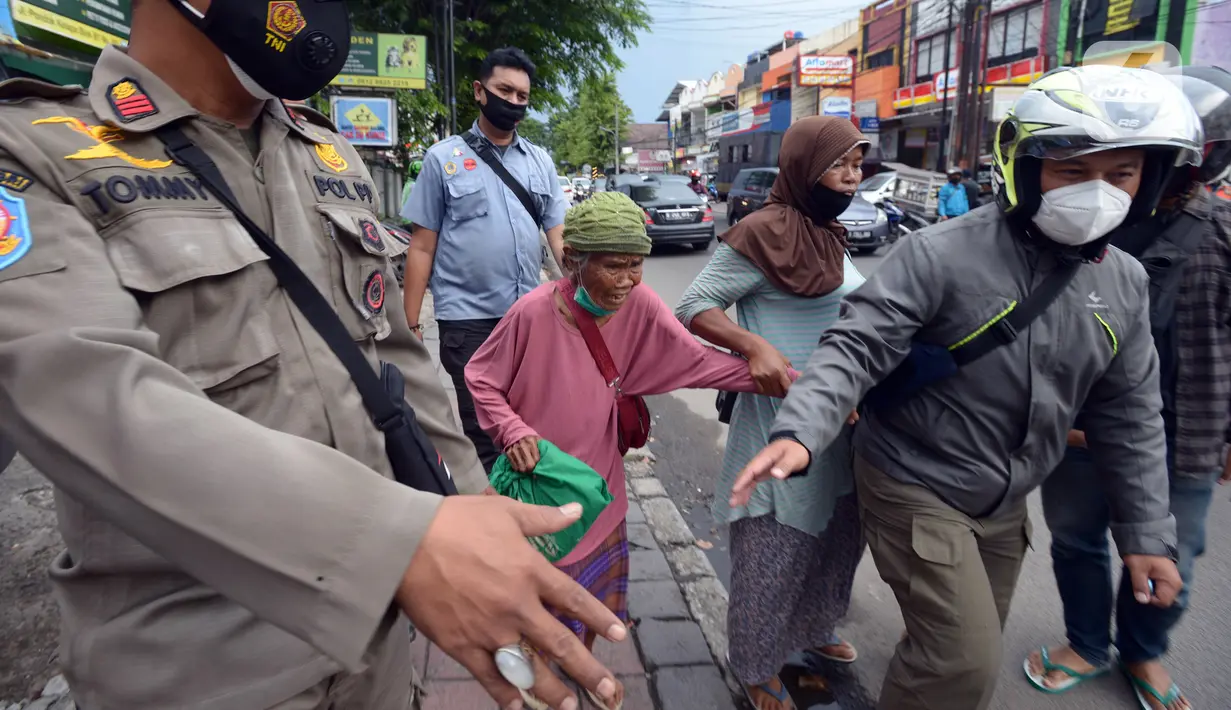 Petugas gabungan merazia Peyandang Masalah Kesejahteraan Sosial (PMKS) di wilayah Kecamatan Duren Sawit, Jakarta Timur, Jumat (8/4/2022). Pemprov DKI Jakarta terus melakukan razia PMKS selama Ramadhan dan menjaring enam orang dalam razia kali ini. (merdeka.com/Imam Buhori)