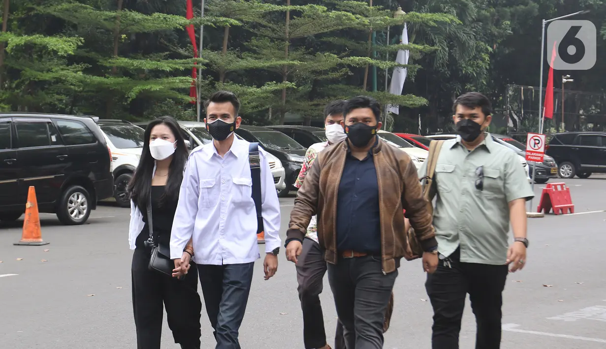 Pegiat media sosial Adam Deni (kemeja putih) didampingi kuasa hukumnya tiba di Polda Metro Jaya, Jakarta, Sabtu (14/08/2021).  Kedatangan Adam Deni untuk menghadiri proses mediasi dengan I Gede Ary Astina alias Jerinx dalam menyelesaikan kasus dugaan pengancaman. (Liputan6.com/Herman Zakharia)