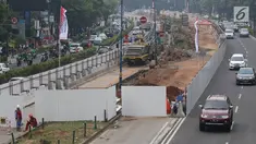 Kendaraan melintas di samping pembangunan proyek light rail transit (LRT) Cawang-Dukuh Atas di Jalan Rasuna Said, Kuningan, Jakarta, Rabu (9/8). Proyek sepanjang 10,5 km tersebut ditargetkan rampung pada Desember 2018. (Liputan6.com/Immanuel Antonius)