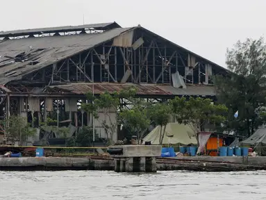 Ledakan dahsyat gudang amunisi TNI AL membuat beberapa bangunan tampak rusak (Liputan6.com/Andrian M Tunay)