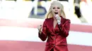 Penyanyi Lady Gaga menyanyikan lagu kebangsaan AS saat pembukaan Super Bowl 50 di Santa Clara, California, Minggu (7/2). Mengenakan busana dari Gucci, Mother Monster itu tampil serba merah seperti bendera negaranya. (Streeter Lecka/Getty Images/AFP)