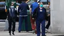 Dua pekerja medis tiba untuk giliran kerja di NewYork-Presbyterian Hospital / Weill Cornell Medical Center selama pandemi COVID-19 di New York City (21/4/2020). (Cindy Ord/Getty Images/AFP)