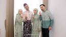 Reza dan para saudara menunjukkan pose yang kompak, yakni finger heart. Ketiga saudaranya itu tampil senada dengan busana bernuansa hijau. Dua saudari perempuan tampil memesona dengan baju seragam keluarga. Sementara, saudara laki-lakinya memakai baju model koko dipadu celana hitam. (Liputan6.com/IG/@reza_zakarya_daa)