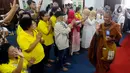 <p>Rombongan Biksu Buddha yang melakukan ritual jalan kaki atau Thudong dari Thailand menuju Candi Borobudur mendapat sambutan saat tiba di Gedung Kanzus Sholawat, Kota Pekalongan, Jawa Tengah, Kamis (25/5/2023). Sebanyak 32 Biksu dari sejumlah negara menginap di Kanzus Sholawat yang merupakan pesantren milik Habib Luthfi bin Yahya. (merdeka.com/Arie Basuki)</p>