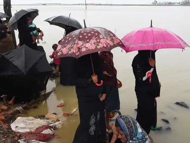 Pengungsi Rohingya saat menunggu bantuan di DWIP Sha Porir di Teknef (20/9). Tentara Bangladesh diperintahkan untuk membantu ratusan ribu warga Rohingya yang telah melarikan diri dari kekerasan di Myanmar. (AFP Photo/Dominique)