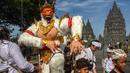 <p>Rangkaian Upacara Tawur Agung di Candi Prambanan diawali dengan Prosesi Mendak Tirta (mengambil air suci) yag diambil dari sumber mata air di kawasan Keraton Ratu Boko, dilanjutkan dengan Mendak Tirta di Candi Siwa, Candi Brahma, dan Candi Wisnu. (AFP/Devi Rahman)</p>
