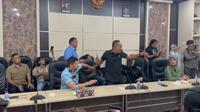 RDP antara anggota DPRD Balikpapan dengan Pertamina Patra Niaga terkait kelangkaan BBM jenis Pertamax berujung ricuh.
