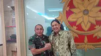 Direktur operasional sekaligus manajer tim Arema Indonesia, Haris Fambudy (kanan), bersama Ketua Umum PSSI, Edy Rahmayadi. (Bola.com/Iwan Setiawan)
