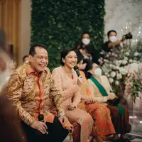 Putri Tanjung baru saja melangsungkan lamaran dengan kekasih hatinya, Guinandra Jatikusumo pada Sabtu 5 Maret 2022. (Instagram @putri_tanjung)