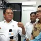 Menkominfo Rudiantara didampingi Bupati Kab Pulau Morotai Benny Laos meninjau NOC Palapa Ring Paket Tengah di Kab Pulau Morotai, Maluku Utara. (Liputan6.com/ Agustin Setyo Wardani).