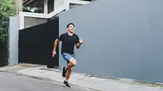Pria kelahiran 1991 ini memang dikenal gemar olahraga, salah satunya olahrga lari. Meski sedang berolahrga, namun gaya ayah satu anak ini selalu sporty dan juga modis.(Liputan6.com/IG/@dittopercussion)