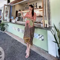 Sambil menunjukan warung makannya, Tamara tampil elegan dengan kebaya pink, obi hijau dan kain lilit batiknya. @tamarableszynskiofficial