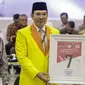 Ketua Dewan Pembina Partai Berkarya Tommy Soeharto (tengah) mendapatkan nomor 7 sebagai peserta pemilu 2019 saat pengundian nomor urut parpol di kantor KPU, Jakarta, Minggu (19/2). (Liputan6.com/Faizal Fanani)