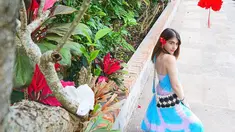 Aktris percampuran Malang-Inggris-Prancis dan Irlandia ini memang selalu mengandalkan dress sebagai outfit santainya saat liburan. Halter dress motif dengan warna soft bisa jadi inspirasi dress simple untuk traveling. Dengan outfit ini Cassandra terlihat lebih fresh.(Liputan6.com/IG/@cassandraslee)