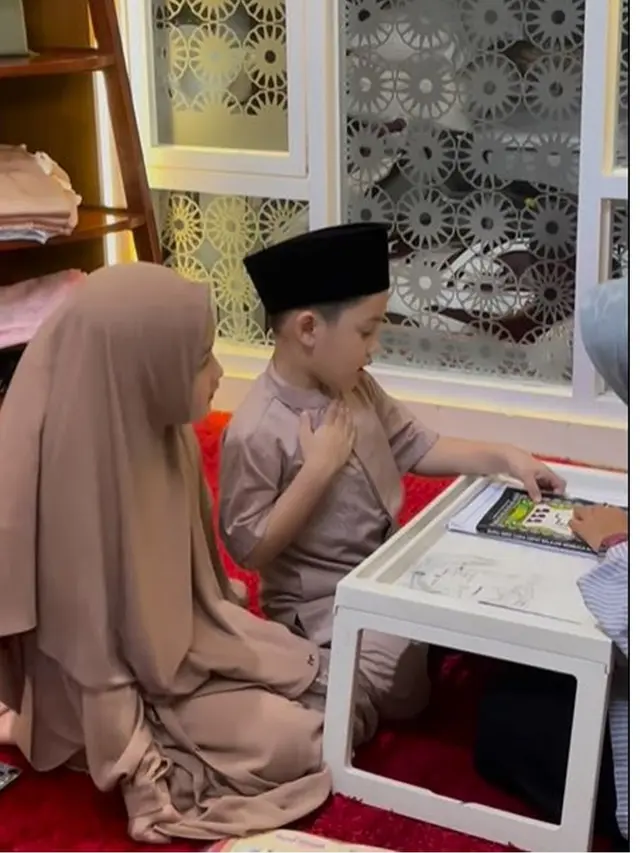6 Potret Sheva dan Saka Anak Ussy Sulistiawaty Belajar Ngaji, Si Bungsu Pamer Otot