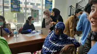 Pencari Suaka di Kalideres, Jakarta Barat melakukan pemeriksaan kesehatan, Senin (15/7/2019). (Liputan6.com/Yopi Makdori)