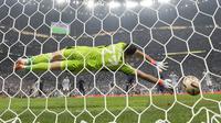 Kiper Timnas Argentina, Emiliano Martinez gagal membendung eksekusi penalti pemain Timnas Prancis, Kylian Mbappe dalam laga final Piala Dunia 2022 di Lusail Stadium, Lusail, Qatar, Minggu (18/12/2022) malam WIB. (AP Photo/Natacha Pisarenko)