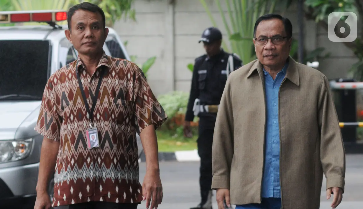 Terpidana kasus korupsi e-KTP Irman (kanan) tiba di Gedung KPK, Jakarta, Kamis (12/12/2019). Mantan Dirjen Dukcapil Kemendagri tersebut diperiksa untuk pengembangan kasus korupsi proyek pengadaan e-KTP. (merdeka.com/Dwi Narwoko)