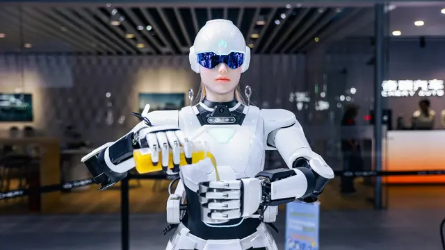 Robot AiMOGA Melakukan Tugas Menuangkan Air