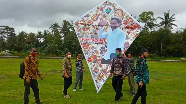 Sebanyak 50 layang-layang bermotif batik terbang tinggi memenuhi langit Desa Pagak Kabupaten Banjarnegara, Selasa (6/10/2020). (Foto: Liputan6.com/Panitia Gelatik)