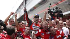 Pebalap Ducati, Jorge Lorenzo, melakukan selebrasi usai menjuarai MotoGP 2018 di Sirkuit Catalunya, Spanyol, Minggu (17/6/2018). Lorenzo menjadi yang tercepat dengan catatan waktu 40 menit 13,566 detik. (AP/Eric Alonso)
