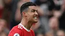 Penyerang Man United, Cristiano Ronaldo unjuk gigi dihadapan pendukung Setan Merah usai dirinya mencetak hat-trick saat melawan Norwich City di pekan ke-32 Liga Inggris 2021/2022. (AFP/Paul Ellis)