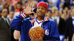Allen Iverson, mantan pemain NBA yang pernah 11 kali bermain di NBA AllStar. Meraup lebih dari US$ 200 juta sepanjang karirnya, kini ia mengalami kebangkrutan usai terlilit utang dengan perusahaan perhiasan dan kebiasaannya berjudi. (AFP/DREW HALLOWELL)