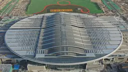 Foto dari udara menunjukkan lokasi konstruksi Stasiun Kereta Xiongan di Kawasan Baru Xiongan di Provinsi Hebei, China utara (23/12/2020). Pembangunan stasiun tersebut telah memasuki tahap akhir dan akan mulai beroperasi pada akhir tahun ini. (Xinhua/Yang Shiyao)