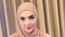 Ashanty tampil mengenakan kerudung coklat, dipadukan dengan abaya warna navy dan satu sisinya warna pink. [@ashanty_ash]