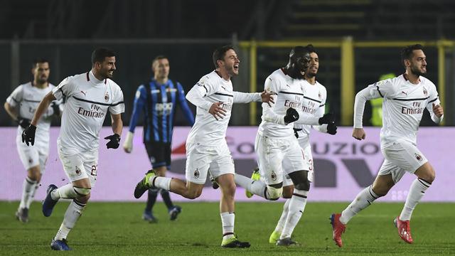 Para pemain AC Milan merayakan gol yang dicetak Hakan Calhanoglu, ke gawang Atalanta. (AFP/Miguel Medina)