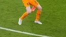 Gelandang Senegal Cheikhou Kouyate berebut bola dengan gelandang Belanda Frenkie De Jong pada pertandingan kedua Grup A Piala Dunia 2022 di Stadion Al-Thumama di Doha, Senin (21/11/2022). Kouyate ditarik keluar oleh pelatih Senegal, Aliou Cisse dan digantikan oleh Pape Gueye. (AP Photo /Thanasis Stavrakis)