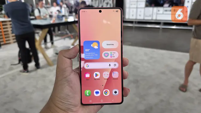 <p>Tampak belakang Galaxy Z Flip7. (Liputan6.com/ Agustinus Mario Damar)</p>