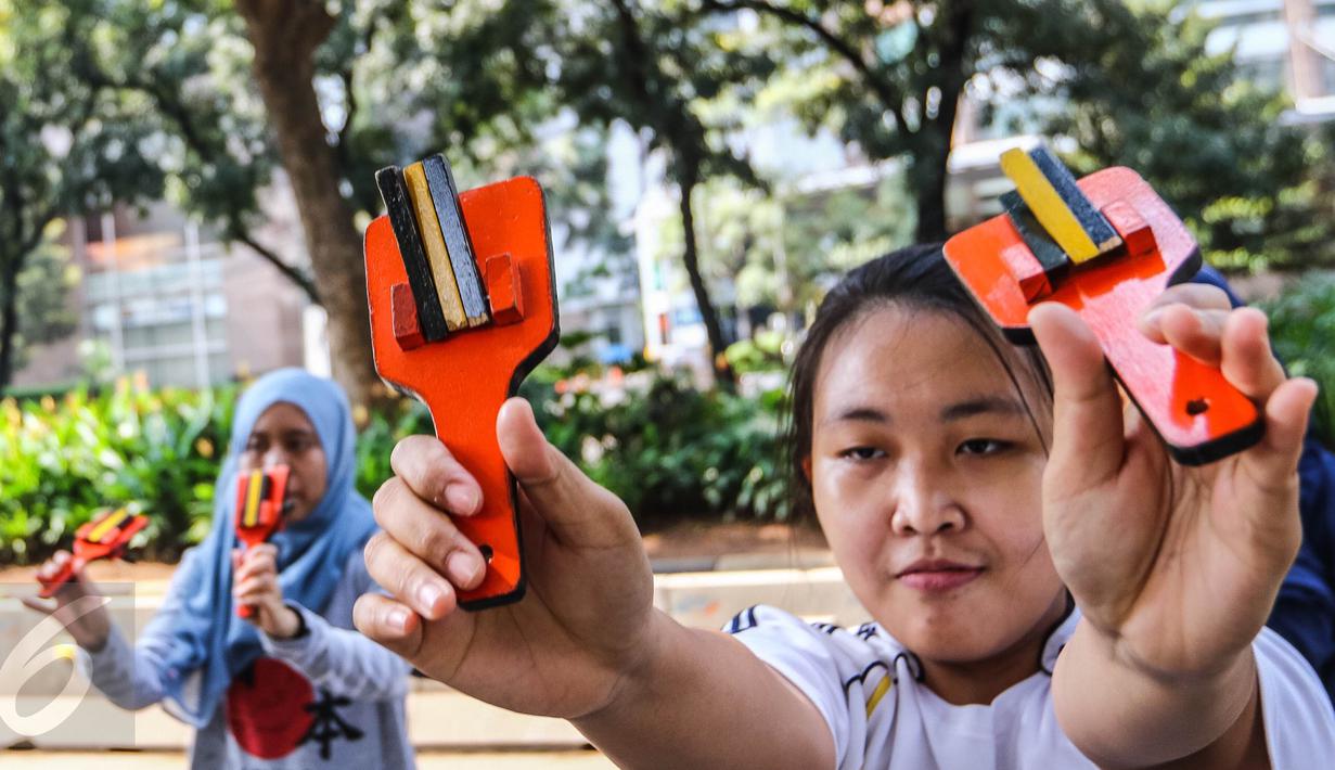 Anak muda yang tergabung dalam komunitas Hyakka Ryouran berlatih alat musik tradisional asal Jepang, Naruko, di kawasan Senayan, Jakarta, Minggu (24/7). Yasokai adalah tarian khas asal Perfektur Kouchi, di Pulau Shikoku Jepang. (Liputan6.com/Fery Pradolo)