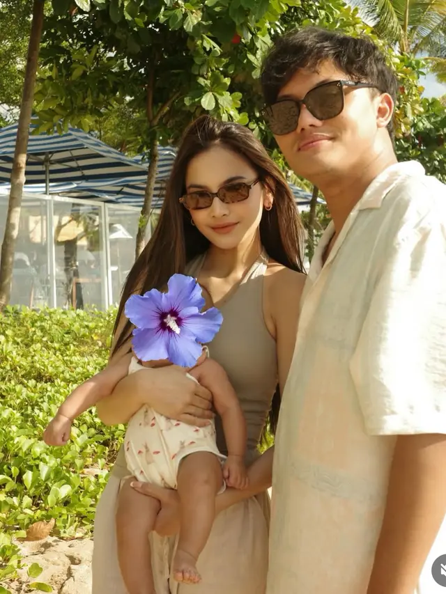 Tampilan Mahalini saat menggendong anak. [@mahaliniraharja]