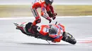 Pebalap Ducati, Jorge Lorenzo, terjatuh pada balapan MotoGP San Marino di Sirkuit Misano, Minggu (11/9/2017). Pebalap asal Spanyol itu hanya mampu melahap tujuh lap sebelum terjatuh di tikungan keenam. (AFP/Marco Bertorello)