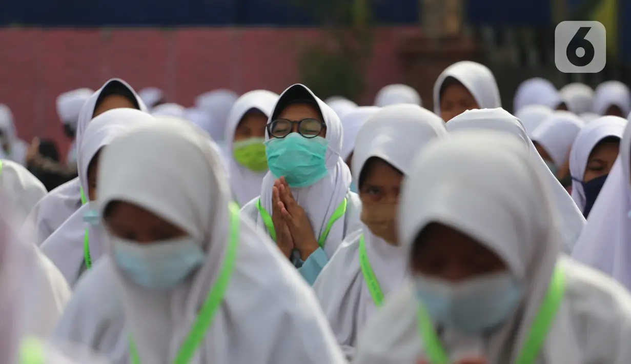 Sejumlah santri mengikuti kegiatan doa Istighosah di Pondok Pesantren An-Nuqthah, Kota Tangerang, Banten, Kamis (22/10/2020). Kegiatan tersebut digelar untuk memperingati Hari Santri Nasional dengan tema "Santri Sehat, Indonesia Kuat" yang jatuh pada hari ini. (Liputan6.com/Angga Yuniar)