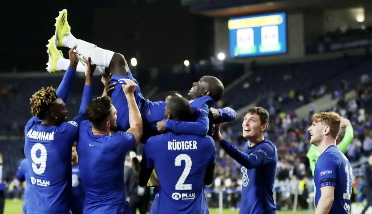 Para pemain Chelsea mengangkat N'golo Kante, saat merayakan gelar juara Liga Champions usai menaklukkan Manchester City pada laga final di Stadion Dragao, Minggu (30/5/2021). Chelsea menang dengan skor 1-0. (AP/Manu Fernandez, Pool)